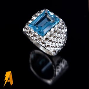 انگشتره دستساز نقره توپاز ابی معدنی مدل پولکی چهارگوش کد۷۶۲۵