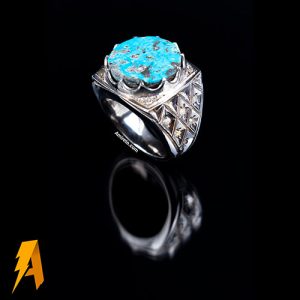 انگشتر دستساز نقره فیروزه نیشابوری مدل اینه کاری لوزی کد۵۹۸۲