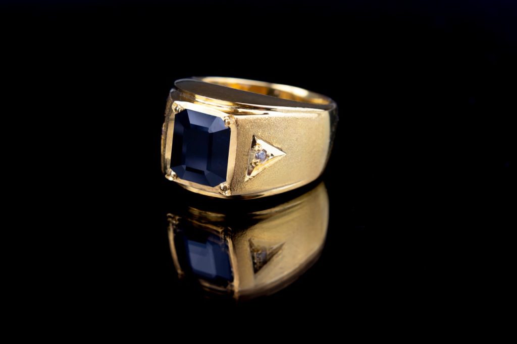 سنگ یاقوت کبود