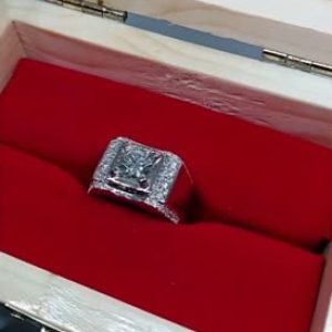 انگشتر موزانایت و مزین به مخراج های الماس کد ۱۱۴۴۰