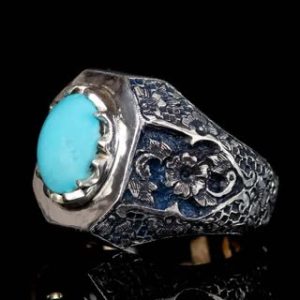 انگشتر فیروزه نیشابوری طبیعی خوش رنگ با قلمزنی حرفه ای کد ۱۱۴۲۷