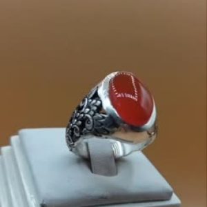 انگشتر مردانه عقیق یمنی طبیعی خوش رنگ با قلمزنی دستی کد ۱۱۴۲۹